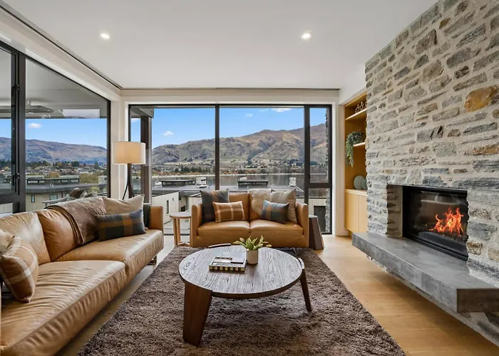 Lakeside Bliss Luxury 2 Bedroom Apartment