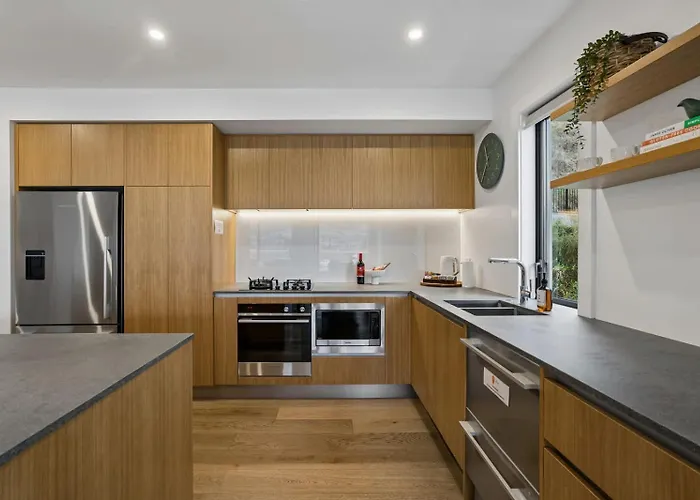 Lakeside Bliss Luxury 2 Bedroom Apartment *