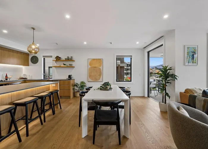 Lakeside Bliss Luxury 2 Bedroom