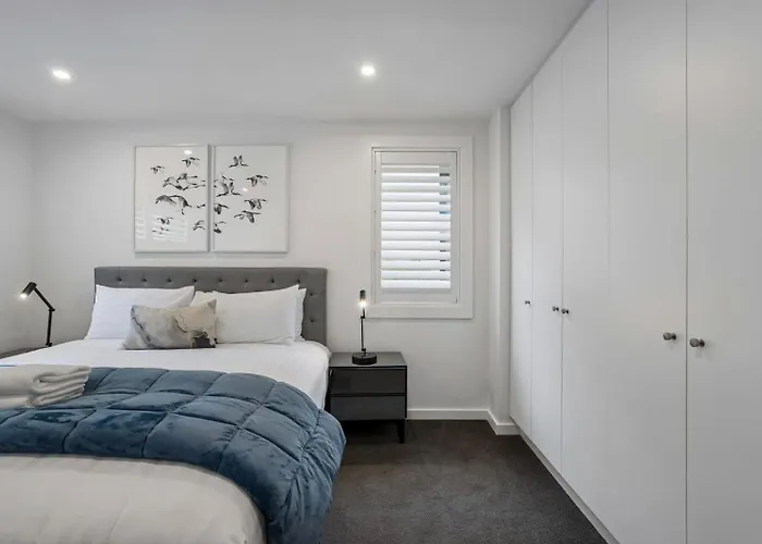 Lakeside Bliss Luxury 2 Bedroom Apartment