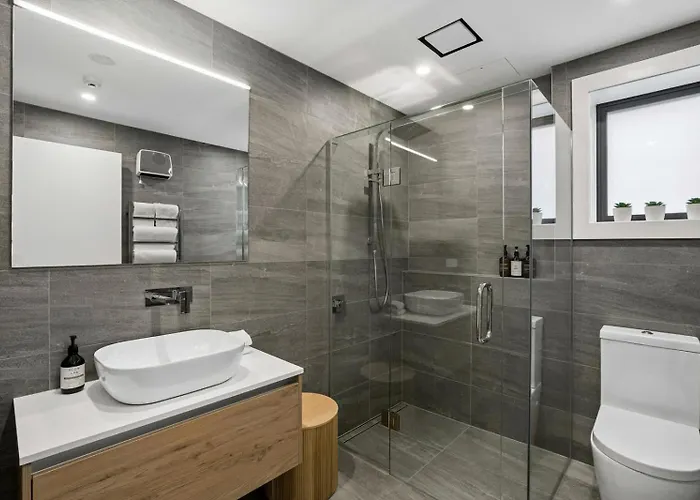 Lakeside Bliss Luxury 2 Bedroom *