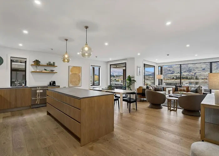 Lakeside Bliss Luxury 2 Bedroom *