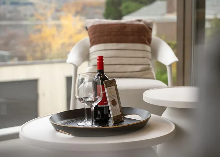 Lakeside Bliss Luxury 2 Bedroom Apartment *