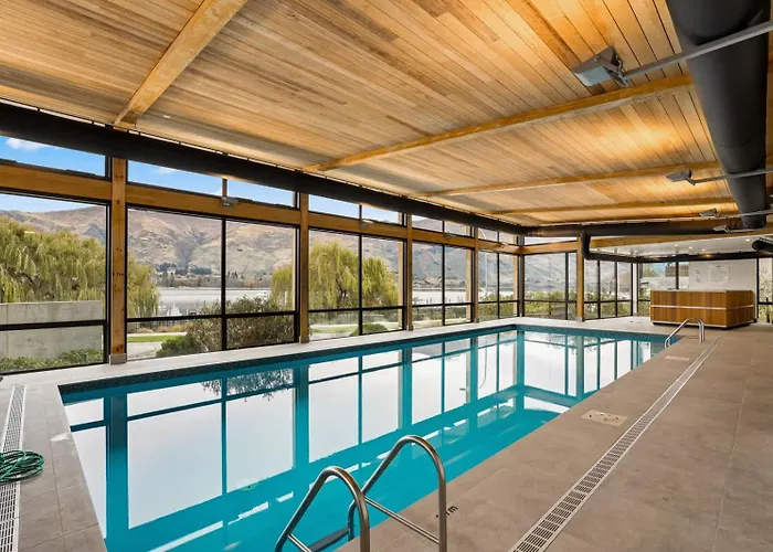 Lakeside Bliss Luxury 2 Bedroom *
