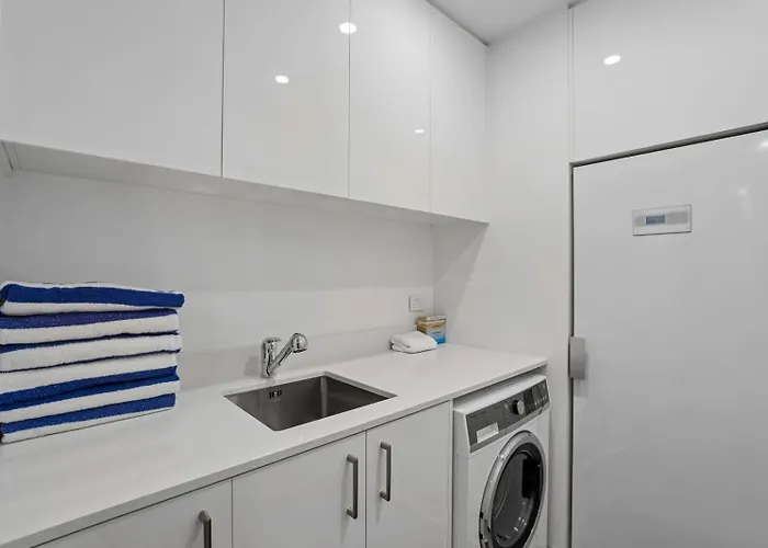 Lakeside Bliss Luxury 2 Bedroom Apartment *